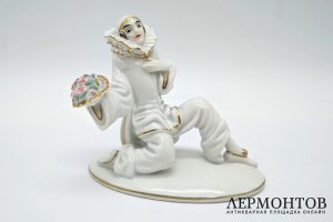 Статуэтка Пьеро с букетом цветов, в стиле ар-деко. Германия, Rosenthal, 1926 год.
