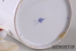 Молочник из сервиза с цветочным декором и маркой Придвор. Россия, ИФЗ, 18 в.