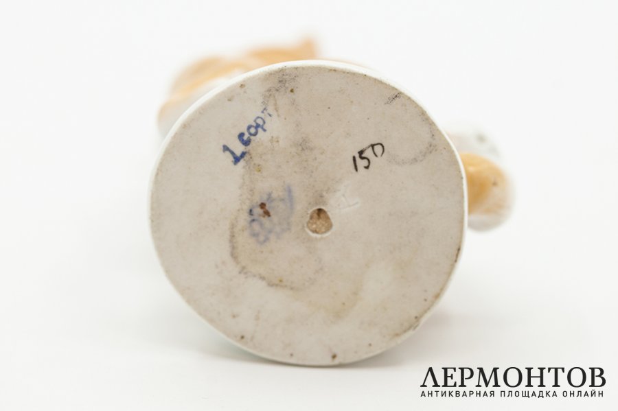 Статуэтка Лайка. СССР, ЛФЗ, автор И. Ризнич, 1936-1959 гг. Фарфор, роспись.
