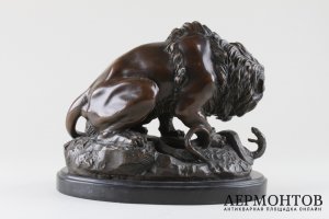 Скульптура. Лев и змея. По мод. A. Barye. Бронза, патина. Франция, нач. XX в.
