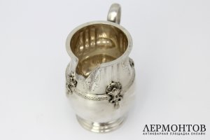 Молочник в стиле историзм. Серебро. Англия, Wilson and Gill, 1928.