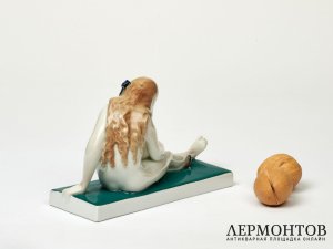 Статуэтка «Обнажённая девушка с кошкой». Фарфор, Karl Ens, Германия, 1919–1940 годы