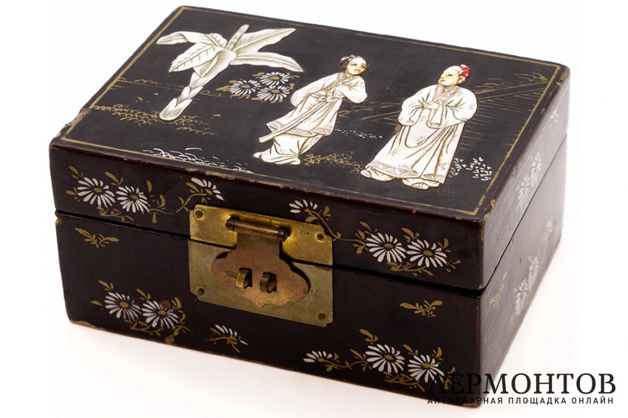 Шкатулка для украшений Встреча. Китай, 1950-1960 гг. Папье-маше, лак, перламутр.