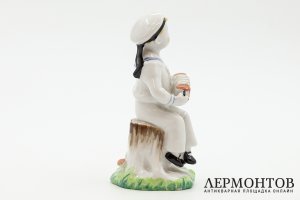 Статуэтка Морячок с гармошкой. СССР, ЛФЗ, автор Г. Столбова, 1970-1986 гг. Фарфор.