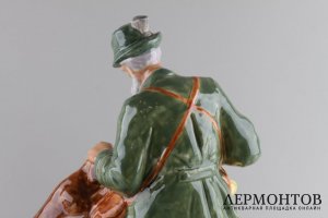 Статуэтка. Охотник с собакой. Фарфор. RAKO, Чехословакия, 1940-e годы.