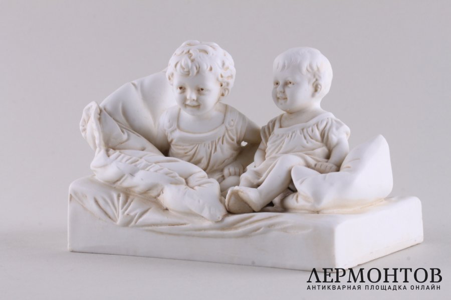 Скульптура Двое детей на кровати. Фарфор, латунь. Германия, 1880-1900е.