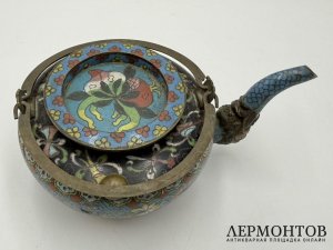 Чайник с цветочной композицией. Китай, 19 век. Металл, эмаль клуазоне.
