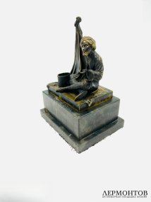 Скульптура «Торговец коврами». Бронза, мрамор, скульптор К. Т. Эйхлер, Австрия, начало 20 века