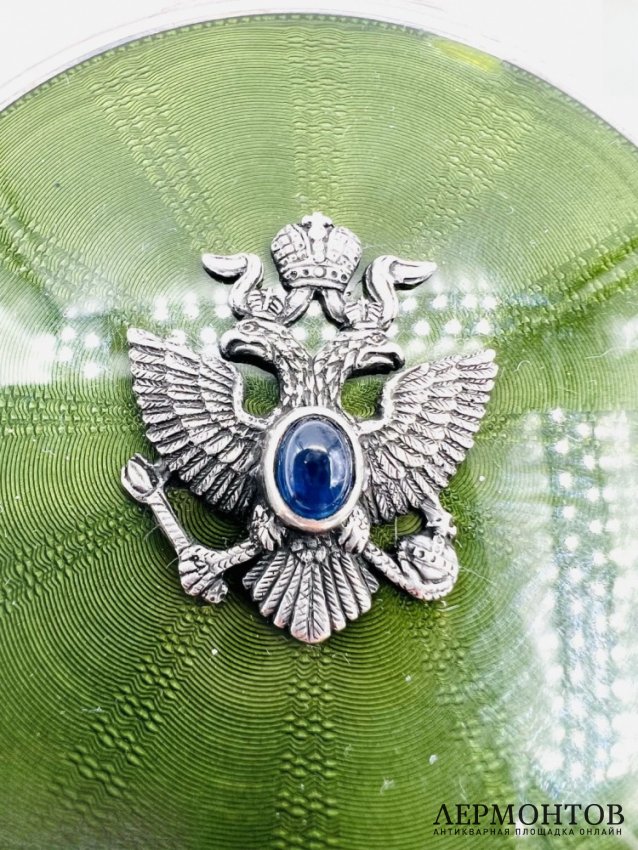 Коробочка с орлом и сапфиром. Серебро 935, гильоше, вероятно Франция, нач. 20 в.