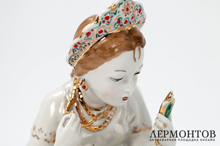 Статуэтка Малахитовая шкатулка. СССР, Дулевский фарфоровый завод, 1960 г. Фарфор.