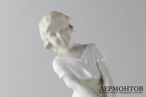Статуэтка в виде вазы. Фаянс.  Goldscheider, Австрия, авторская подпись, 1905 год.