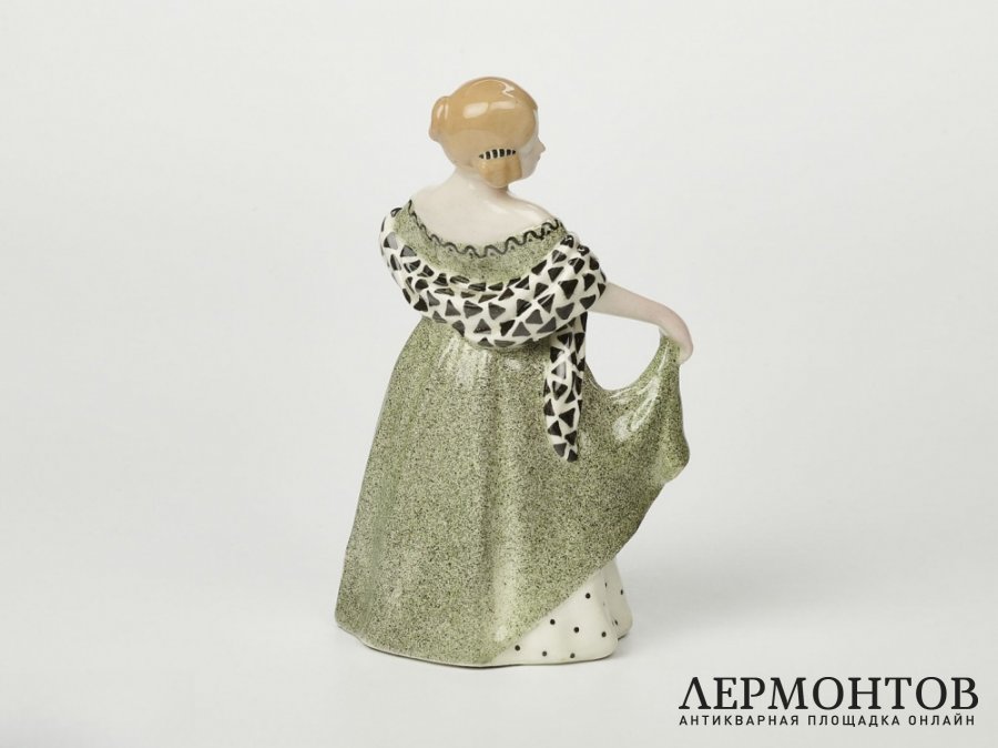 Статуэтка «Девушка бидермейер, смотрит направо». Goldscheider, Австрия, 1904–1905 годы