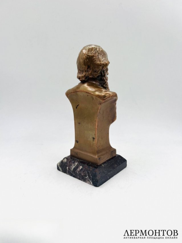 Бюст Л. Н. Толстого. Омеднённый сплав, камень, Россия, 1911–1915 годы