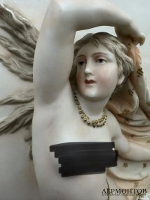Настенное панно с рельефом юной девушки. Фарфор, роспись, Западная Европа, конец 19 века