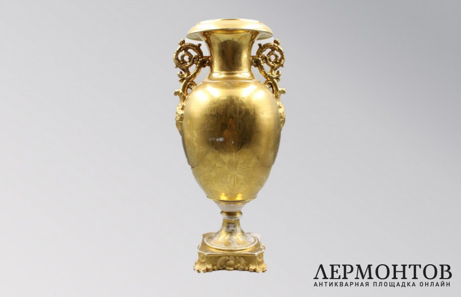 Ваза с изображением Петр I в Зандаме. Россия, бр. Корниловы, 1830-1840-е гг. Фарфор.