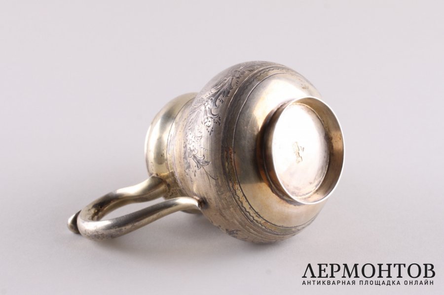 Сливочник в технике гильоше. Серебро 84 пробы, золочение. Россия, 1886 год.