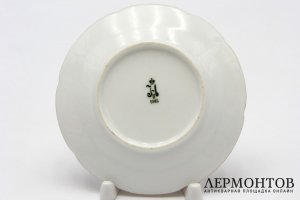 Закусочная тарелка из Пурпурового сервиза. Россия, ИФЗ, 1905 г. Фарфор, роспись.