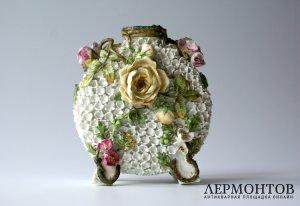 Ваза с лепными цветами в технике Schneeballen бульденеж