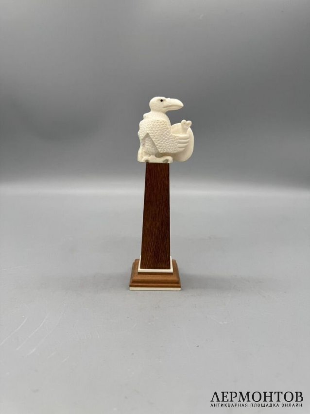 Статуэтка «Стервятник с бубном». Кость, резьба, современная работа