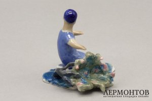 Статуэтка Малыш возле дерева. Фарфор, роспись. Кожин П.М. СССР, Дулево, 1940е гг.