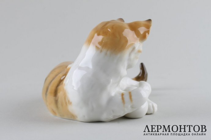 Статуэтка Кошка лежащая с мячом. Фарфор.  Фабрика Hutschenreuther, Германия, 1970-е.