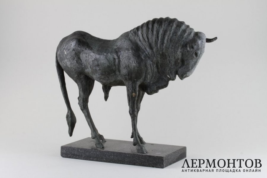 Антилопа гну. Скульптор - Андрей Марц. Силумин, мрамор. 1990-е гг.