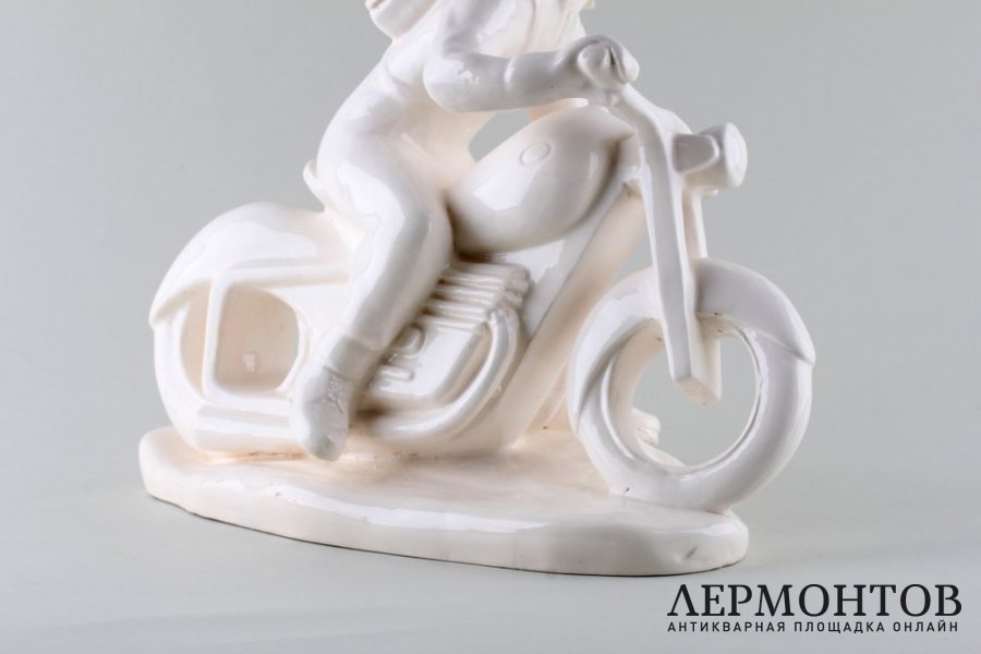 Статуэтка Мотоциклист. Фаянс.  Фабрика Bechyne, Чехословакия, 1950-е годы.
