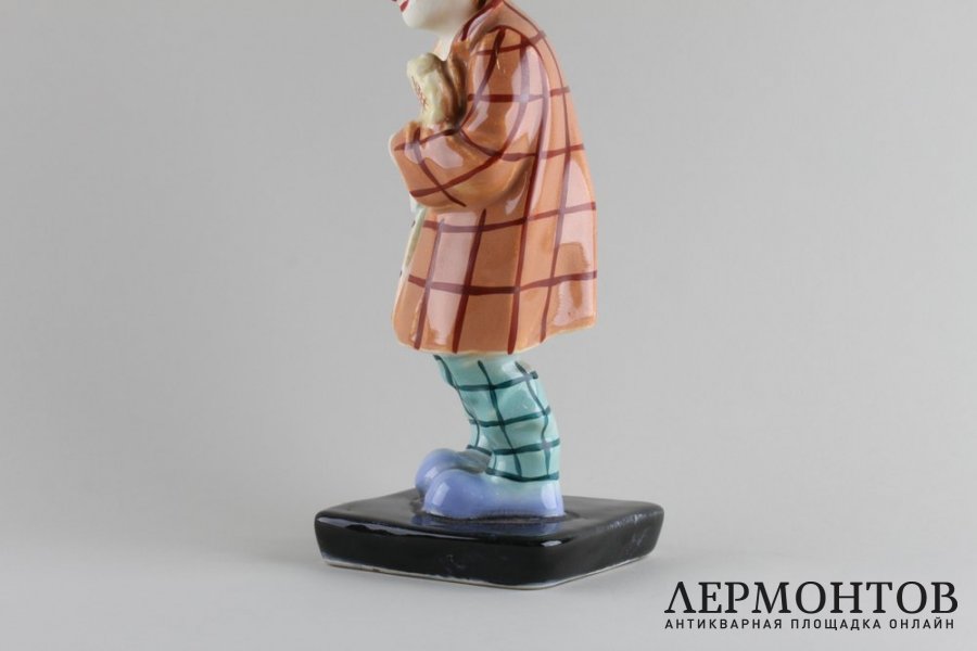 Статуэтка Клоун с букетом. Ditmar  Urbach, Чехословакия. Фарфор, 1918-1938 гг