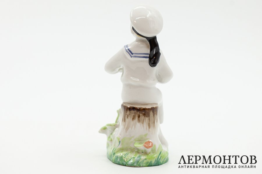 Статуэтка Морячок с гармошкой. СССР, ЛФЗ, автор Г. Столбова, 1970-1986 гг. Фарфор.