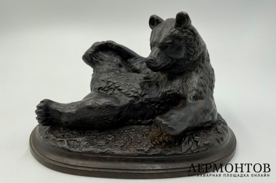 Скульптура Медвежонок валяющийся. Россия, Каслинский завод, 1937-1940 гг. Чугун.