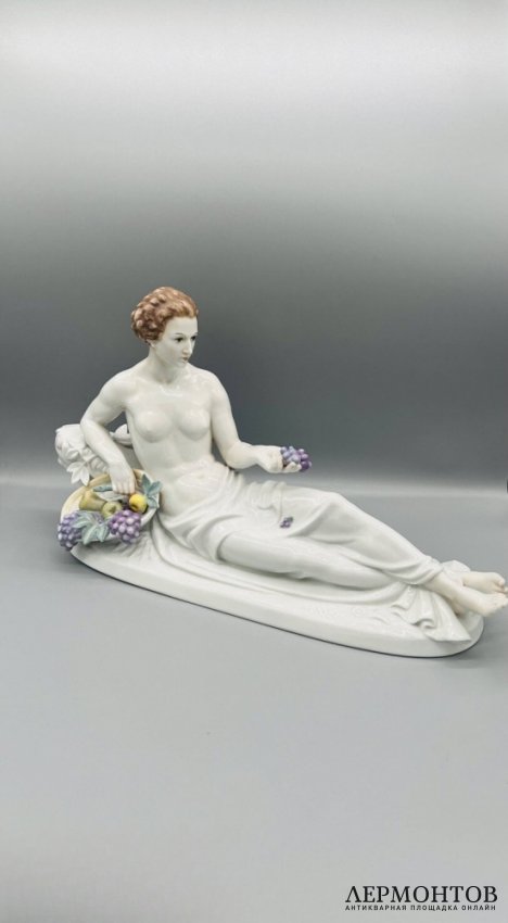 Скульптура «Обнажённая девушка с корзиной фруктов». Фарфор, роспись, Rosenthal, скульптор Hugo Meisel, Германия, 1930–1940 годы