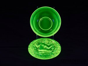 Шкатулка «Купальщица». Урановое стекло, Чехия
