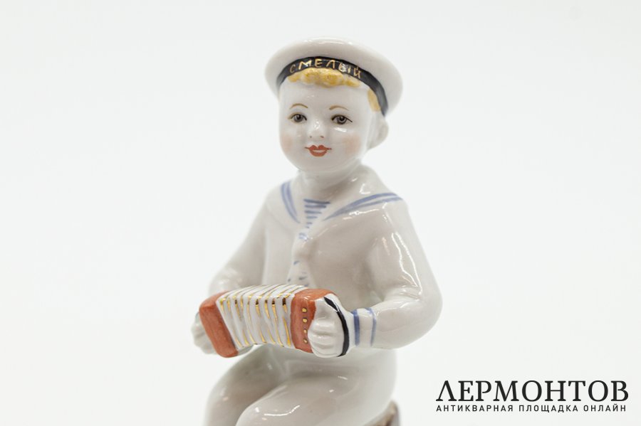 Статуэтка Морячок с гармошкой. СССР, ЛФЗ, автор Г. Столбова, 1970-1986 гг. Фарфор.