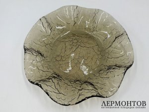Блюдо морошка из антрацитового стекла. Завод Неман, автор Мурахвер, 1970-е гг.
