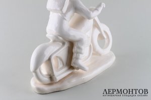 Статуэтка Мотоциклист. Фаянс.  Фабрика Bechyne, Чехословакия, 1950-е годы.
