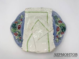 Большое блюдо тромплей полотенце. Россия, М. Кузнецов, нач. 20 века. Фаянс, роспись.