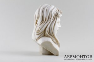 Бюст Девушка. Белый мрамор. Италия, первая половина ХХ века.