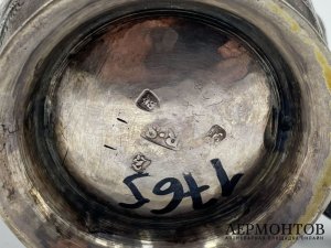 Кружка с растительным орнаментом. Англия, Лондон, 1765 год. Серебро, выколотка.