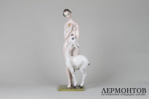 Скульптура Обнаженная девушка с ланью. Зап. Европа, 1 пол.20 в. Фарфор, роспись.