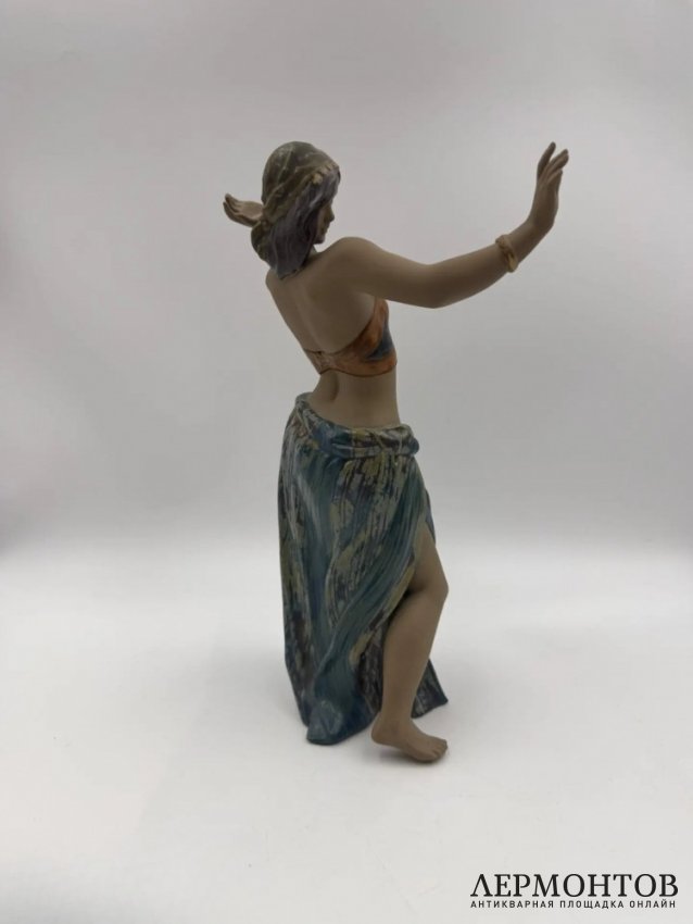 Статуэтка «Ритм Востока II». Фарфор грес, Lladro, скульптор Alfredo Llorens, Испания, 2005–2008 годы