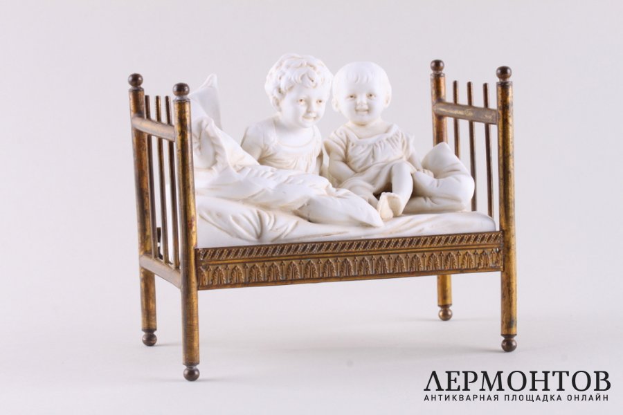 Скульптура Двое детей на кровати. Фарфор, латунь. Германия, 1880-1900е.