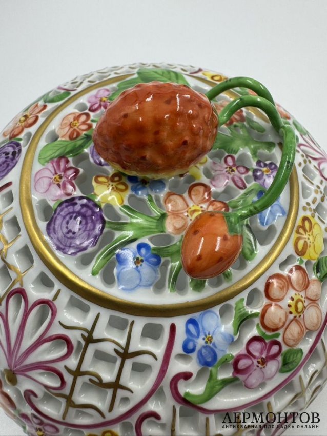 Ажурная шкатулка с крышкой-клубникой. Фарфор, роспись, Herend, Венгрия, 20 век
