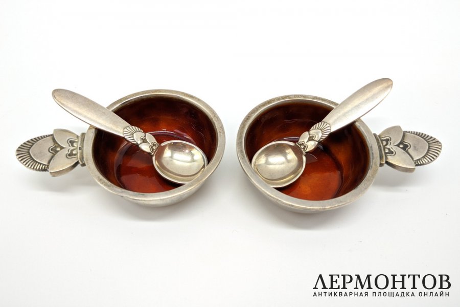 Парные солонки в стиле ар-деко. Серебро, эмаль. Дания, Georg Jensen, после 1945 года.