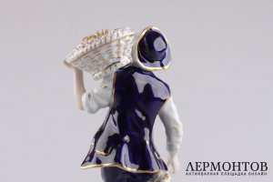 Статуэтка. Сборщик винограда. Фарфор, роспись. Royal Dux Bohemia, XX век.