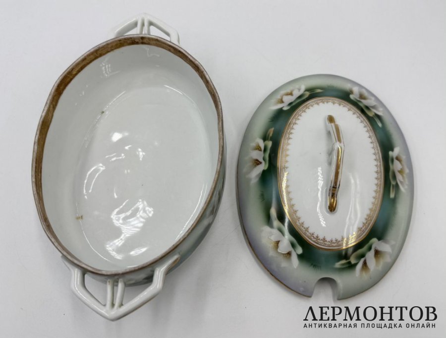 Соусник с крышкой Кувшинка. Россия, М. Кузнецов, 1900-е гг. Фарфор, роспись.