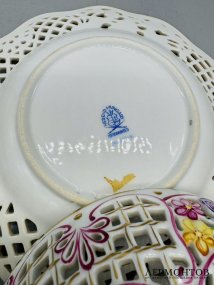 Шкатулка с прорезным цветочным декором на тарелке с бабочками. Фарфор, роспись, Herend, Венгрия, начало 20 века