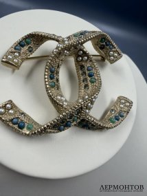 Брошь «CC. Византия» с жемчугом и смальтой. Ювелирный сплав, Chanel, Франция, 2016 год