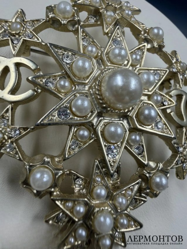 Брошь-звезда с жемчугом и кристаллами. Ювелирный сплав, Chanel, Италия, 2015 год