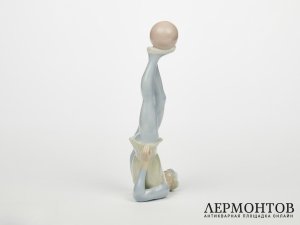 Статуэтка «Клоун-гимнаст». Фарфор, Испания, 1980-е годы