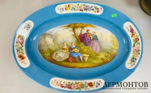 Блюдо «Кавалеры и дамы на природе». Фарфор, роспись, предположительно Sèvres, Франция, конец 19 — начало 20 века